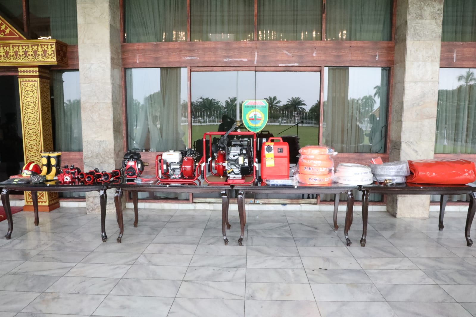 Beberapa peralatan pemadaman kebakaran hutan dan lahan yang diberikan kepada Pemerintah Provinsi Sumatera Selatan saat Rapat Koordinasi Satuan Tugas Kebakaran Hutan dan Lahan Provinsi Sumatera Selatan di Griya Agung, Palembang, Sumatera Selatan pada Kamis (22/6).
